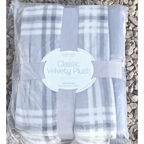 NIP Berkshire Velvety Plush Blanket Grey White Plaid Pattern Twin 60"x 90" Soft - Picture 1 of 4